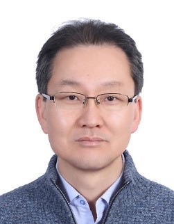 男人穿着衬衫微笑  描述已自动生成